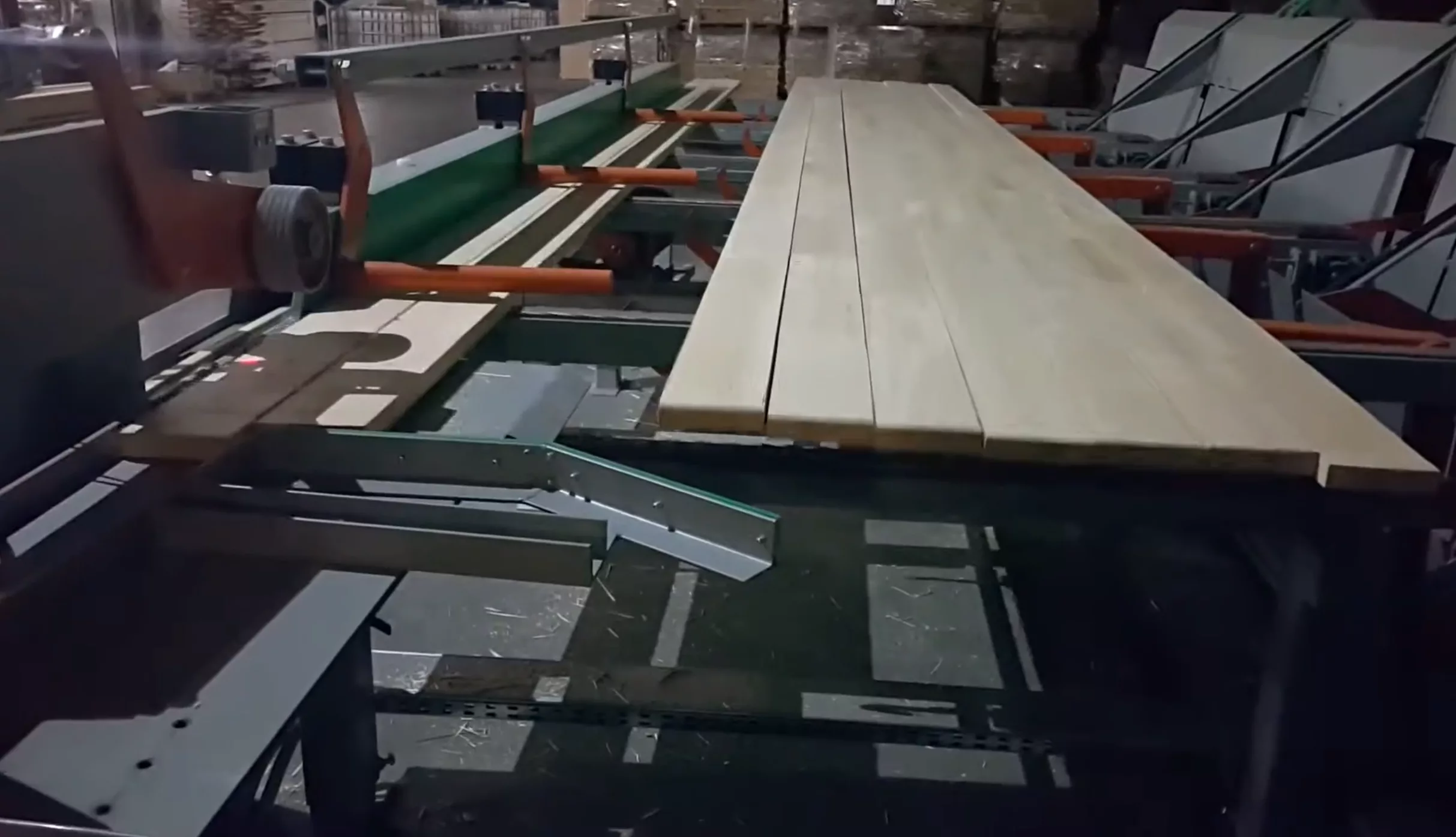 Рольганг подачи в строгальный станок с ускорительным механизмом.